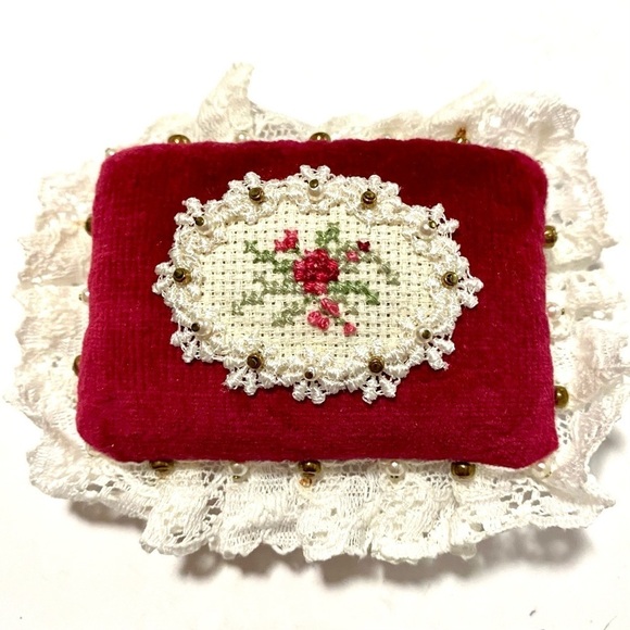 Vintage Katherine Fisher Handmade Embroidered Victorian-style Velvet Pin Cushion - Picture 4 of 12